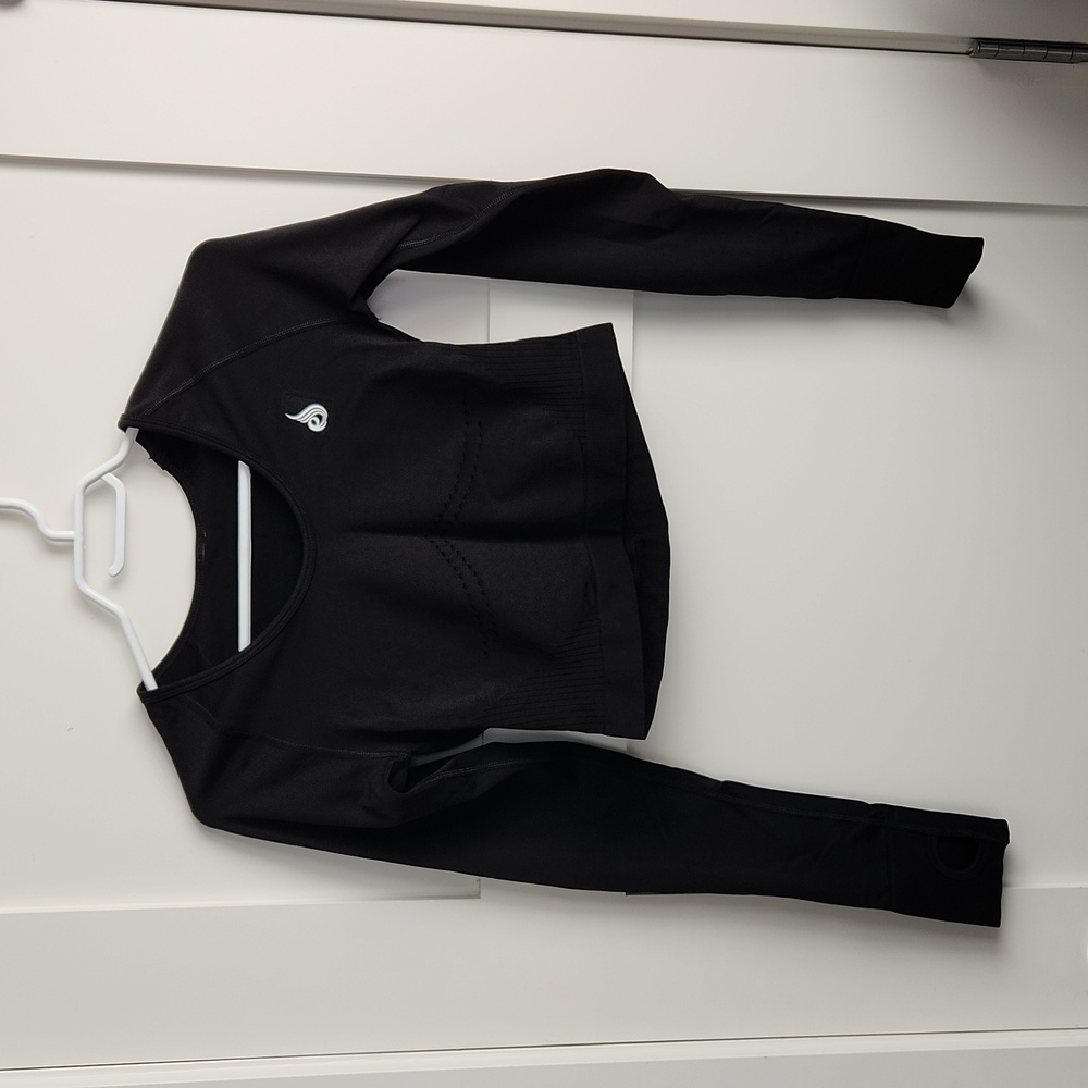 Seamless long sleeve crop top